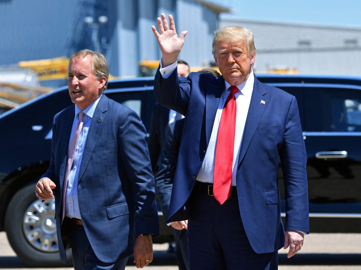 Trump diserta il matrimonio del figlio e rinuncia al golf in un momento critico