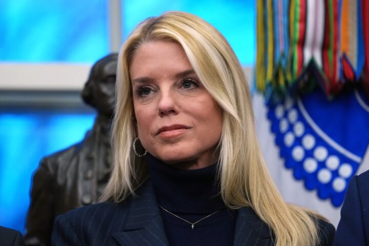 Trump nomina l'ex ministra della Giustizia Pam Bondi nel comitato sulle politiche per l'IA