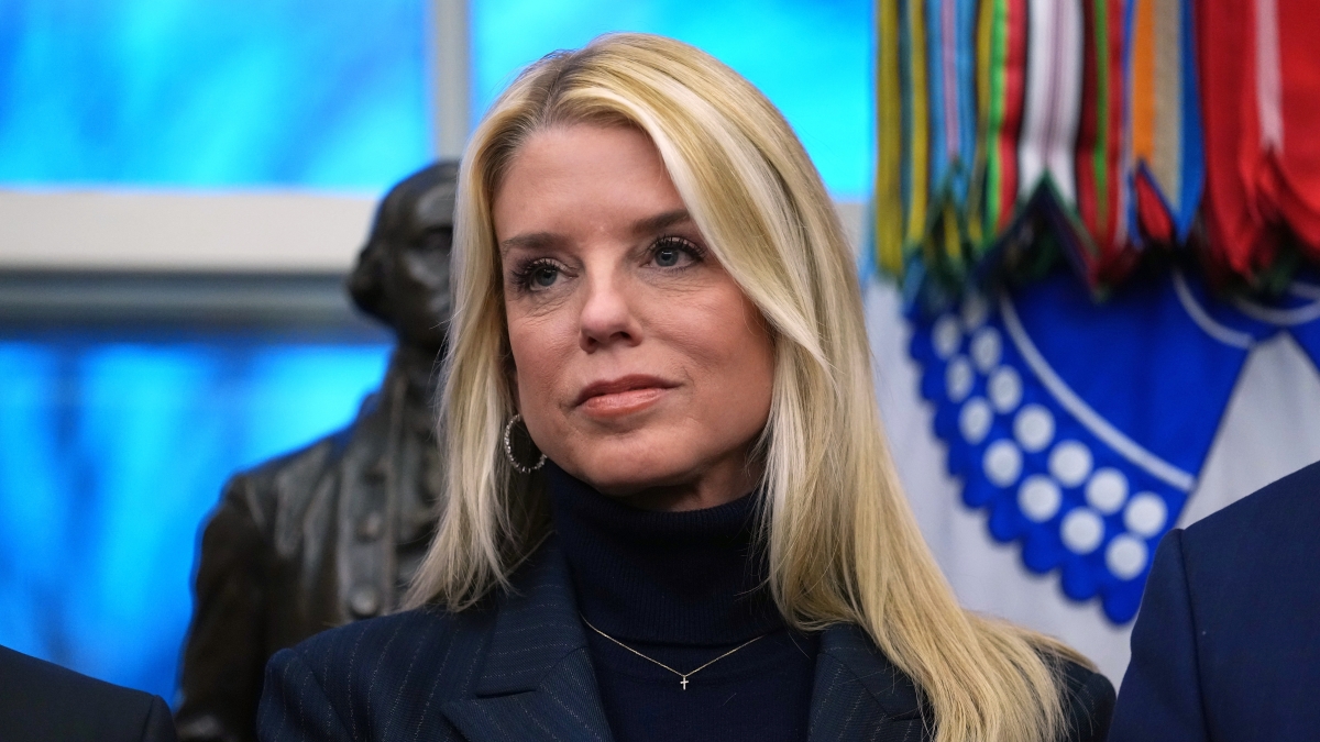 Trump nomina l'ex ministra della Giustizia Pam Bondi nel comitato sulle politiche per l'IA