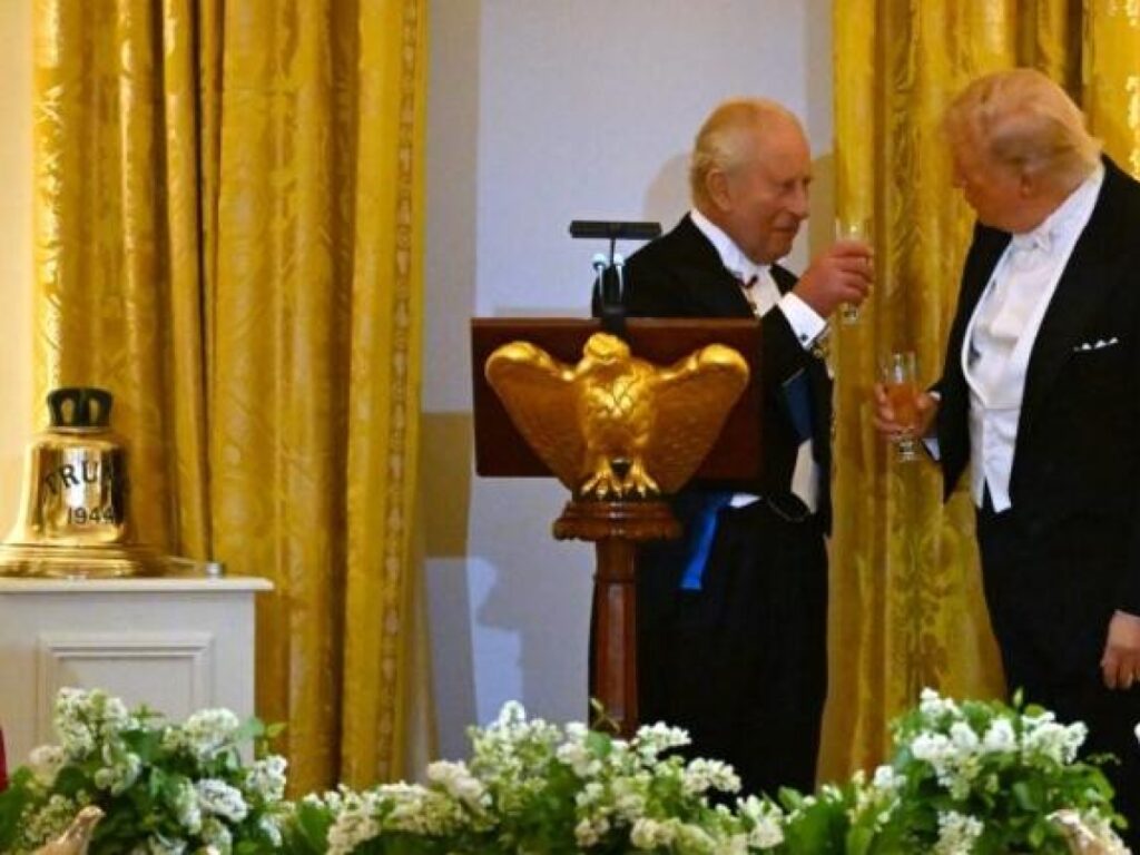 Trump riceve in dono la campana dell'HMS Trump e il Resolute desk storicamente significativo