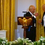 Trump riceve in dono la campana dell'HMS Trump e il Resolute desk storicamente significativo
