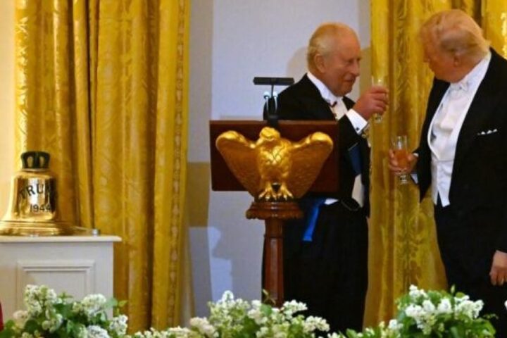 Trump riceve in dono la campana dell'HMS Trump e il Resolute desk storicamente significativo