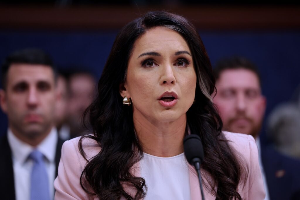 Tulsi Gabbard annuncia le dimissioni dalla direzione della National Intelligence degli Stati Uniti