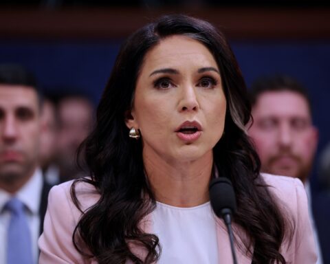Tulsi Gabbard annuncia le dimissioni dalla direzione della National Intelligence degli Stati Uniti