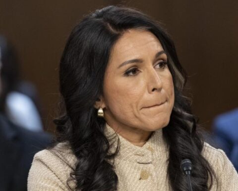 Tulsi Gabbard si dimette da direttrice dell'Intelligence Nazionale per sostenere il marito malato