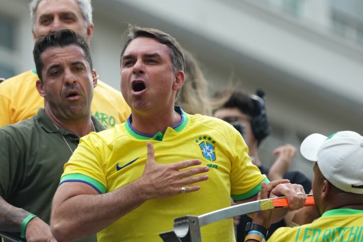 Un film celebrativo su Jair Bolsonaro provoca un scandalo politico per Flávio Bolsonaro in Brasile