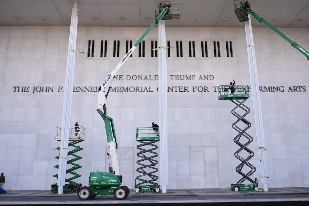 Un giudice americano blocca la chiusura e l'intitolazione a Trump del Kennedy Center