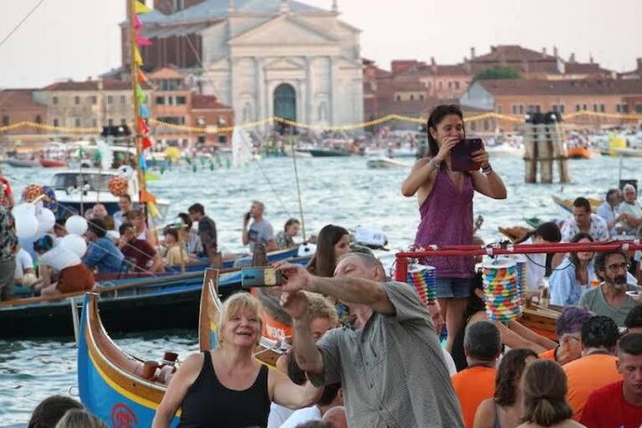 Venezia: il futuro incerto tra overtourism e l'assenza di soluzioni concrete