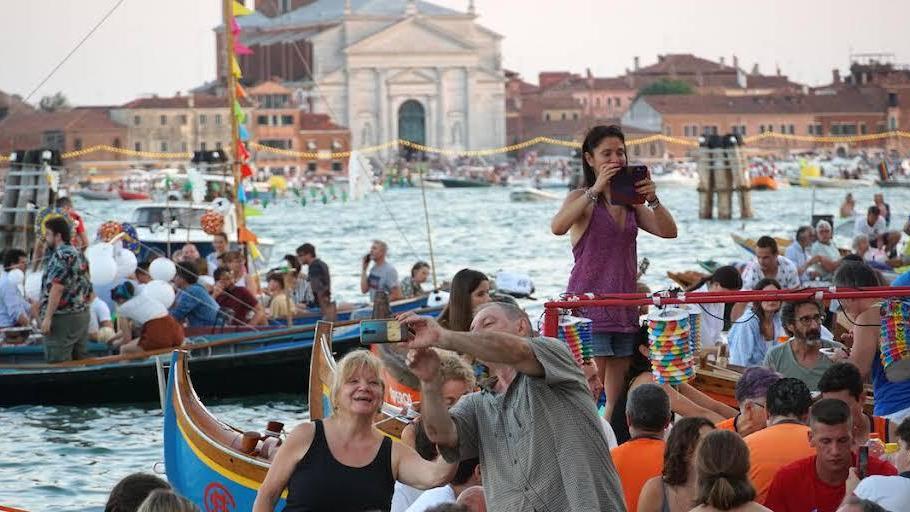 Venezia: il futuro incerto tra overtourism e l'assenza di soluzioni concrete