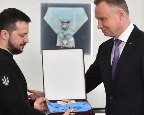 Nawrocki ritira l'Onorificenza dell'Aquila Bianca a Zelensky: scoppia la crisi diplomatica tra Varsavia e Kiev