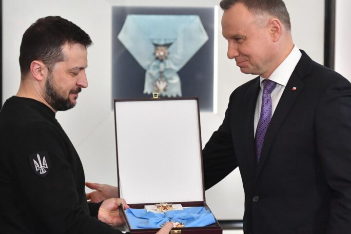 Nawrocki ritira l'Onorificenza dell'Aquila Bianca a Zelensky: scoppia la crisi diplomatica tra Varsavia e Kiev