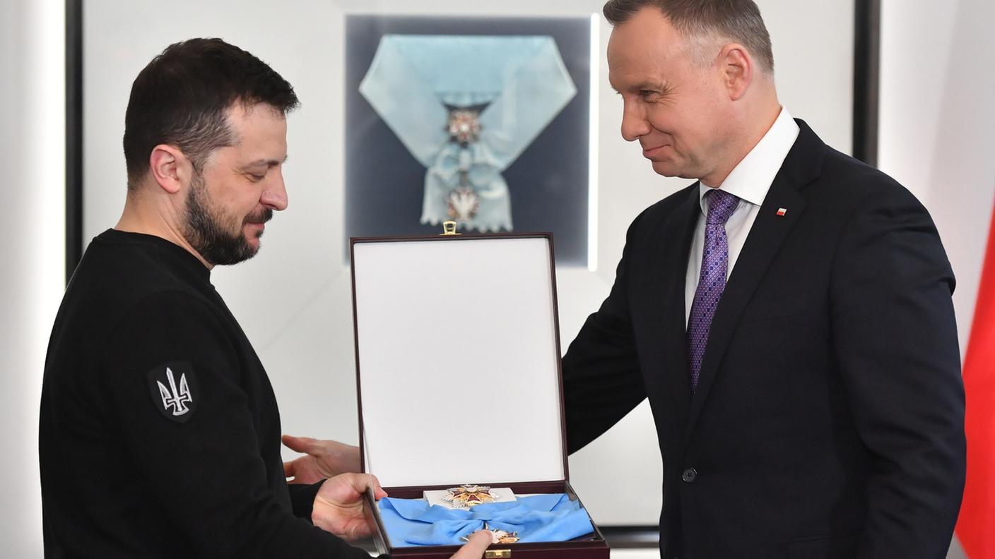 Nawrocki ritira l'Onorificenza dell'Aquila Bianca a Zelensky: scoppia la crisi diplomatica tra Varsavia e Kiev