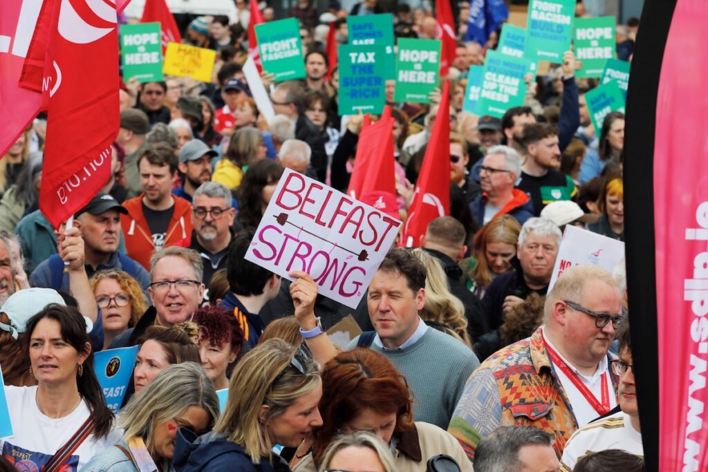 A Belfast si svolge una grande manifestazione antirazzista dopo le violente proteste contro l'immigrazione