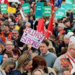 A Belfast si svolge una grande manifestazione antirazzista dopo le violente proteste contro l'immigrazione