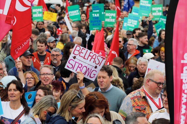 A Belfast si svolge una grande manifestazione antirazzista dopo le violente proteste contro l'immigrazione