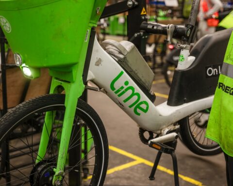 A Londra nasce il termine "gamba da Lime" per le fratture causate da incidenti in bici sharing