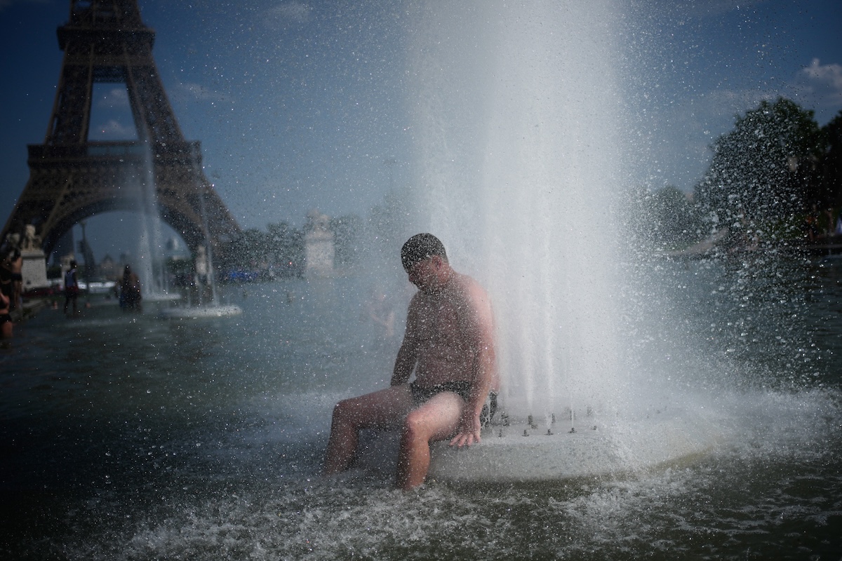 A Parigi scatta il divieto di bere alcol all'aperto per il caldo estremo