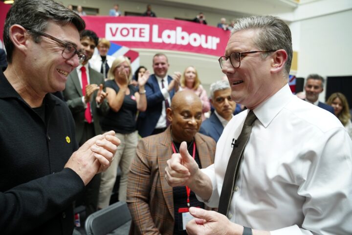 Andy Burnham vince elezioni suppletive a Makerfield, mette pressione su Keir Starmer