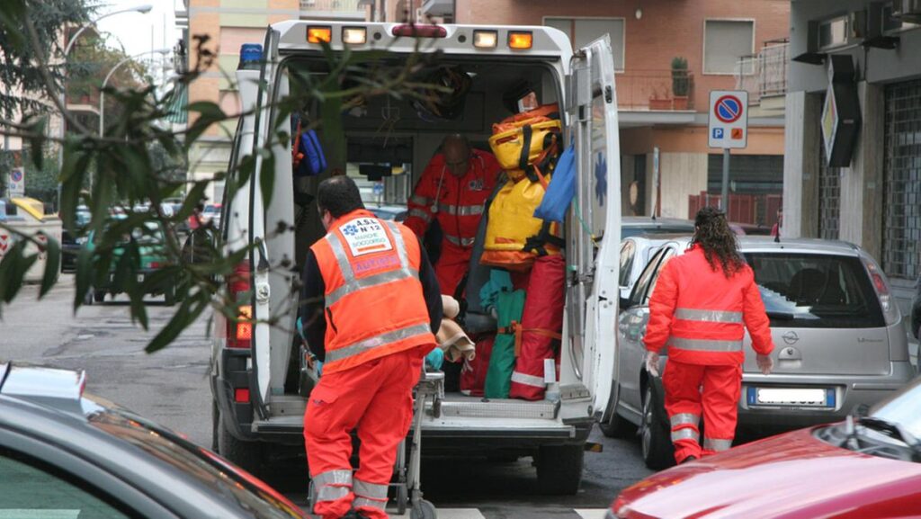 Anziana muore folgorata mentre si asciuga i capelli a Meduno, sono in corso indagini