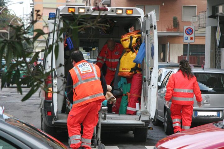 Anziana muore folgorata mentre si asciuga i capelli a Meduno, sono in corso indagini