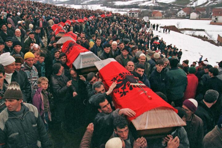 Arrestati dopo 27 anni cinque serbi coinvolti nel massacro di Racak in Kosovo
