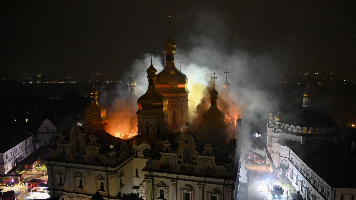Attacco russo a Kiev: missili colpiscono la Cattedrale della Dormizione, cinque morti e feriti