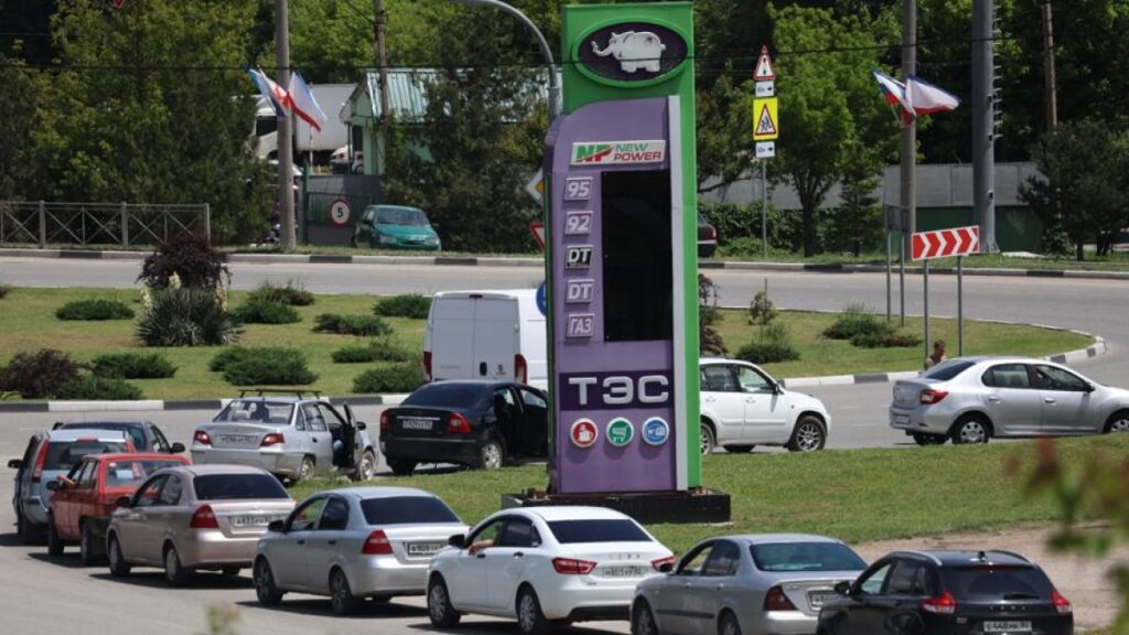 Attacco ucraino in Crimea: la penisola rimane senza carburante per i civili, Zelensky annuncia colpi agli hub petroliferi