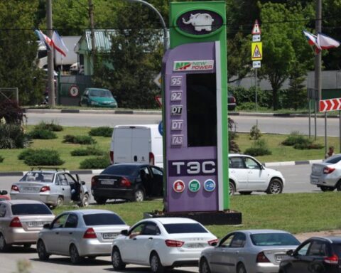 Attacco ucraino in Crimea: la penisola rimane senza carburante per i civili, Zelensky annuncia colpi agli hub petroliferi