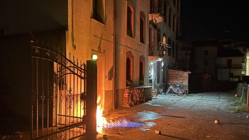 Attentato contro il cronista Cappellari a Caivano: incendiata la sua casa con bombe Molotov