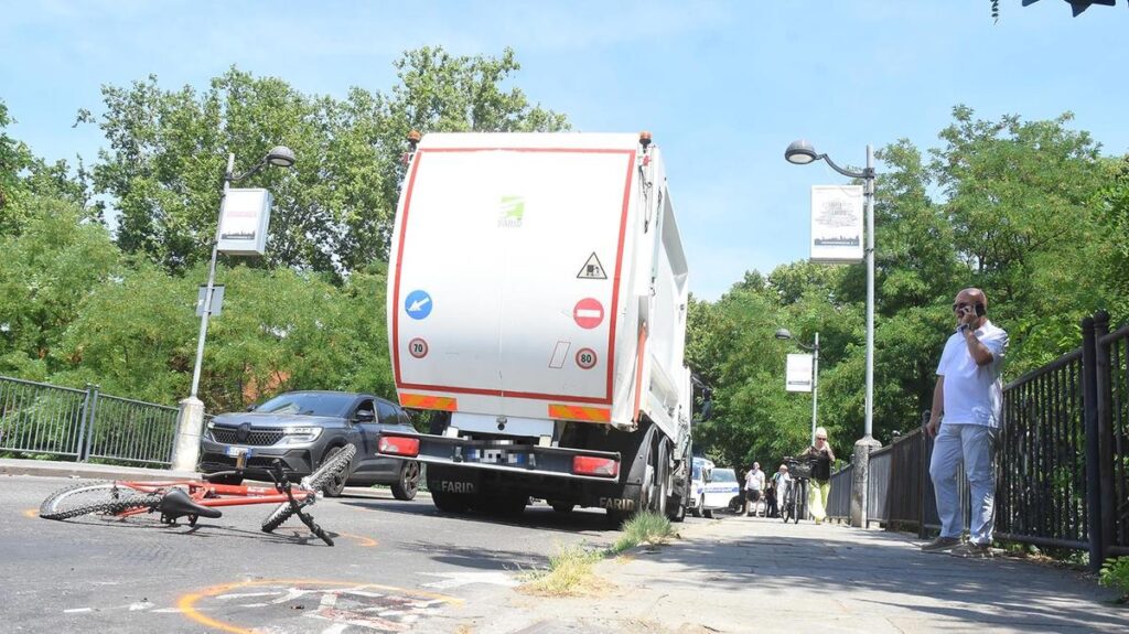 Bambino di 11 anni investito da camion della nettezza urbana a Reggio Emilia