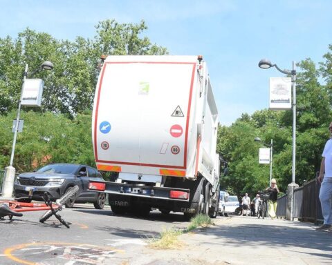 Bambino di 11 anni investito da camion della nettezza urbana a Reggio Emilia