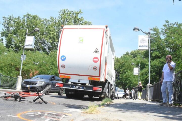 Bambino di 11 anni investito da camion della nettezza urbana a Reggio Emilia