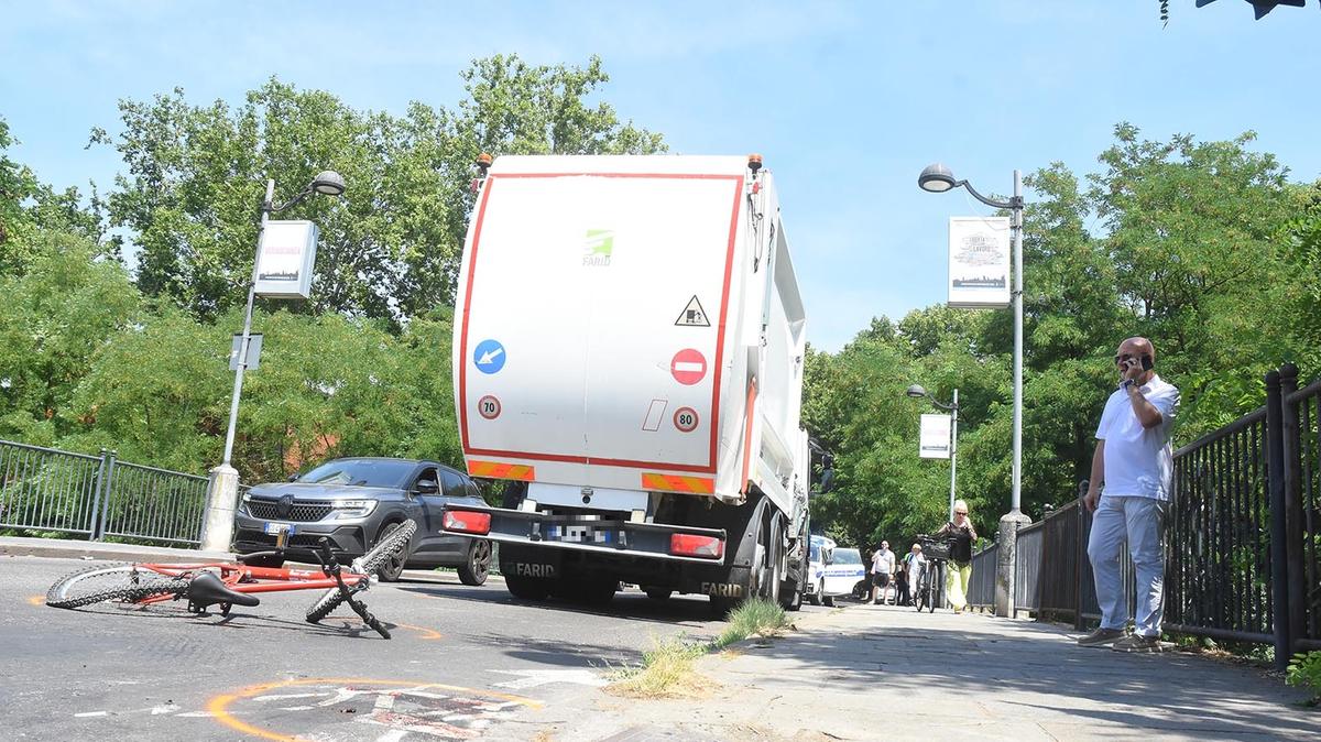 Bambino di 11 anni investito da camion della nettezza urbana a Reggio Emilia