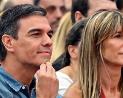 Begona Gomez, moglie di Sanchez, rinviata a giudizio e passaporto ritirato