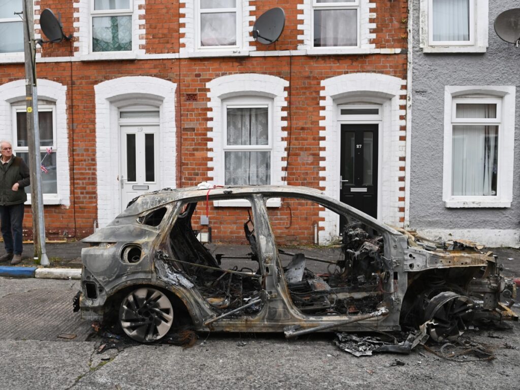Belfast, la famiglia del ferito: «Non usate la nostra tragedia per dividere». Musk e i disordini su X