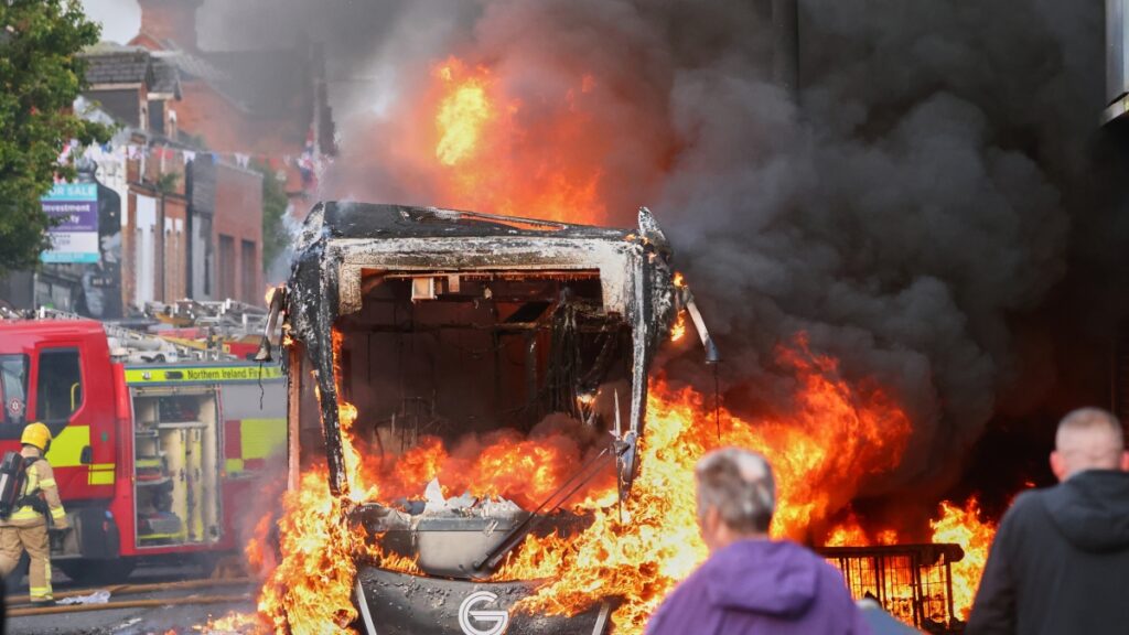 Belfast, rifugiato sudanese tenta di decapitare un uomo: violenze e proteste in Irlanda del Nord e Regno Unito