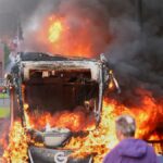 Belfast, rifugiato sudanese tenta di decapitare un uomo: violenze e proteste in Irlanda del Nord e Regno Unito