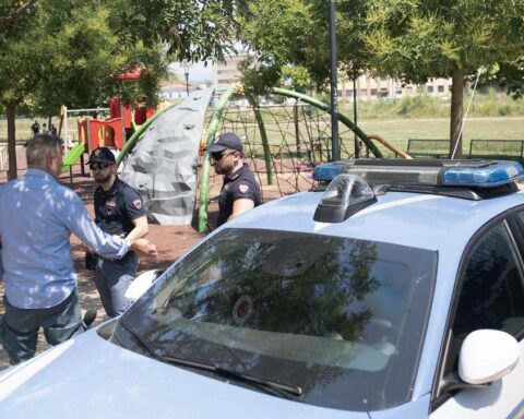 Brescia, uomo nigeriano tenta di strangolare due bambini, fermato da un pakistano coraggioso