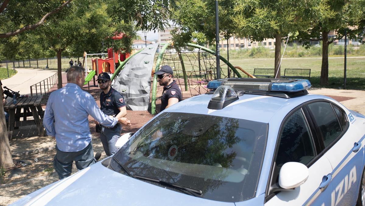Brescia, uomo nigeriano tenta di strangolare due bambini, fermato da un pakistano coraggioso