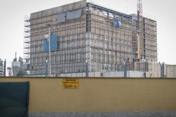 Chiesto il carcere per il manager di Caddell Construction accusato di sfruttamento dei lavoratori per il consolato Usa a Milano