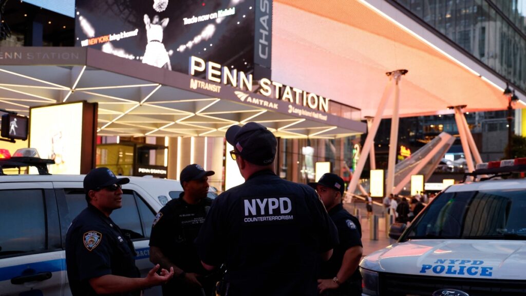 Cinque accoltellati alla Penn Station di New York: uno in gravi condizioni, fermato l'aggressore