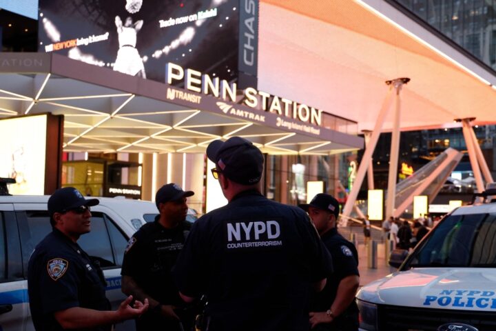 Cinque accoltellati alla Penn Station di New York: uno in gravi condizioni, fermato l'aggressore