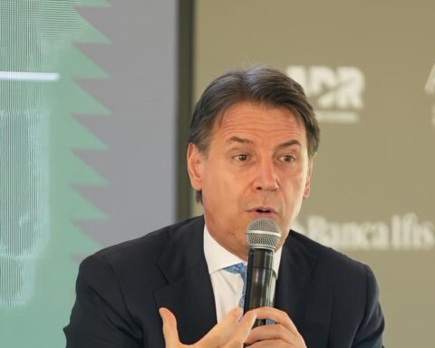 Conte: "Noi siamo progressisti, non di sinistra" durante il Forum in Masseria a Manduria