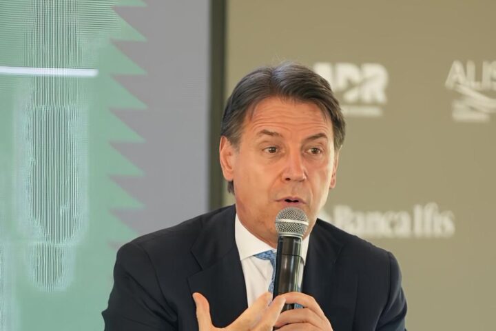 Conte: "Noi siamo progressisti, non di sinistra" durante il Forum in Masseria a Manduria