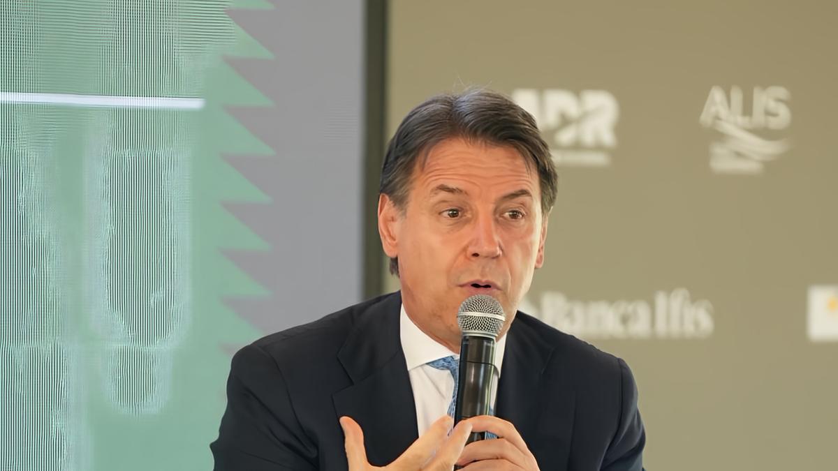 Conte: "Noi siamo progressisti, non di sinistra" durante il Forum in Masseria a Manduria