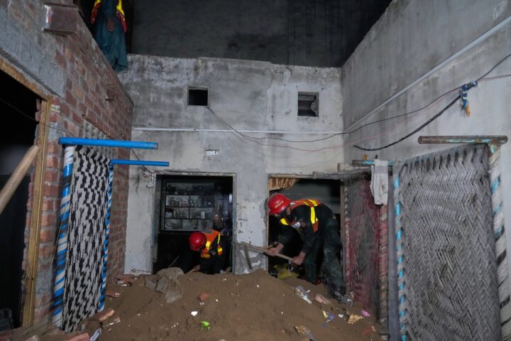 Crollo a Lahore: almeno 14 bambini morti in un centro doposcuola non a norma