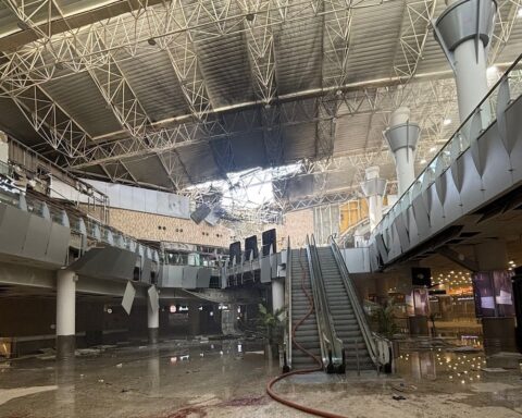 Danni all'aeroporto di Kuwait City dopo attacco iraniano, una vittima e 63 feriti