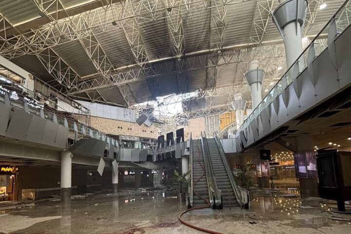 Danni all'aeroporto di Kuwait City dopo attacco iraniano, una vittima e 63 feriti