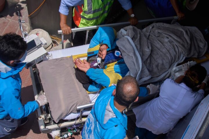 Dawa Sherpa sopravvive sei giorni da solo sull'Everest, scatenando polemiche sulla gestione delle ricerche