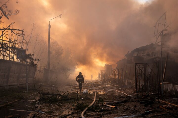 Detriti di drone causano incendio in un deposito di petrolio nella regione russa di Krasnodar